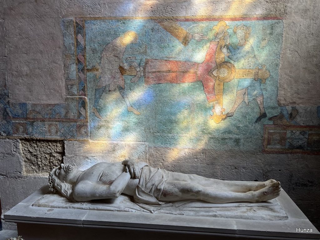 Cathédrale Saint-Mammès de Langres, fresque de la crucifixion de Saint-André et le Christ gisant 