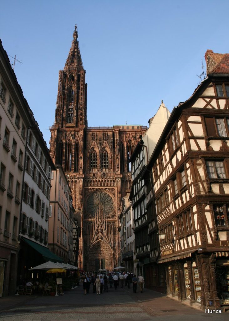 Cathédrale Notre-Dame de Strasbourg vue depuis la rue Mercière