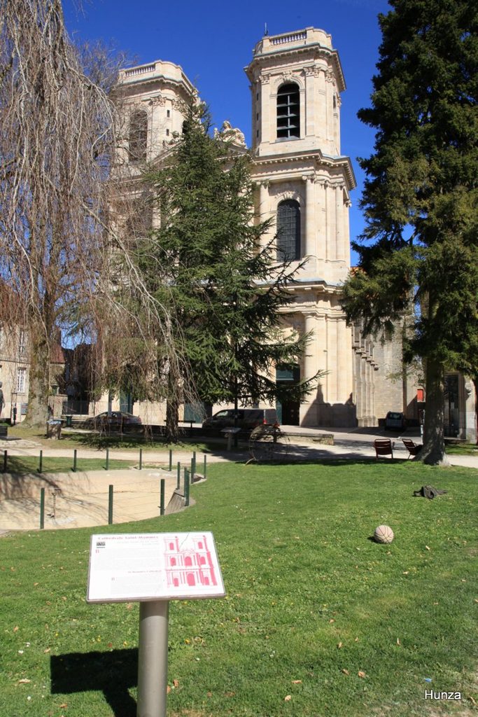 Cathédrale Saint-Mammès de Langres vue depuis le square Olivier Lahalle