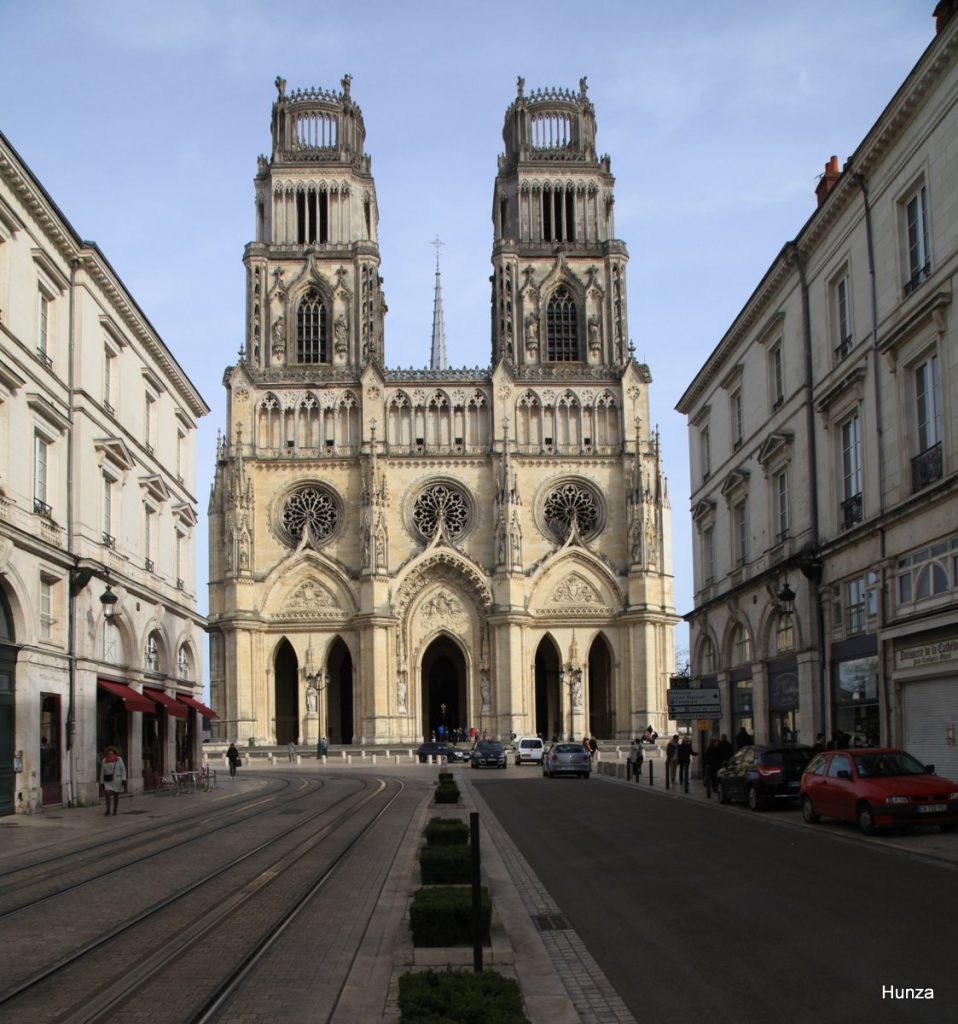 Façade de la cathédrale Sainte-Croix d’Orléans vue depuis la rue Jeanne-d’Arc