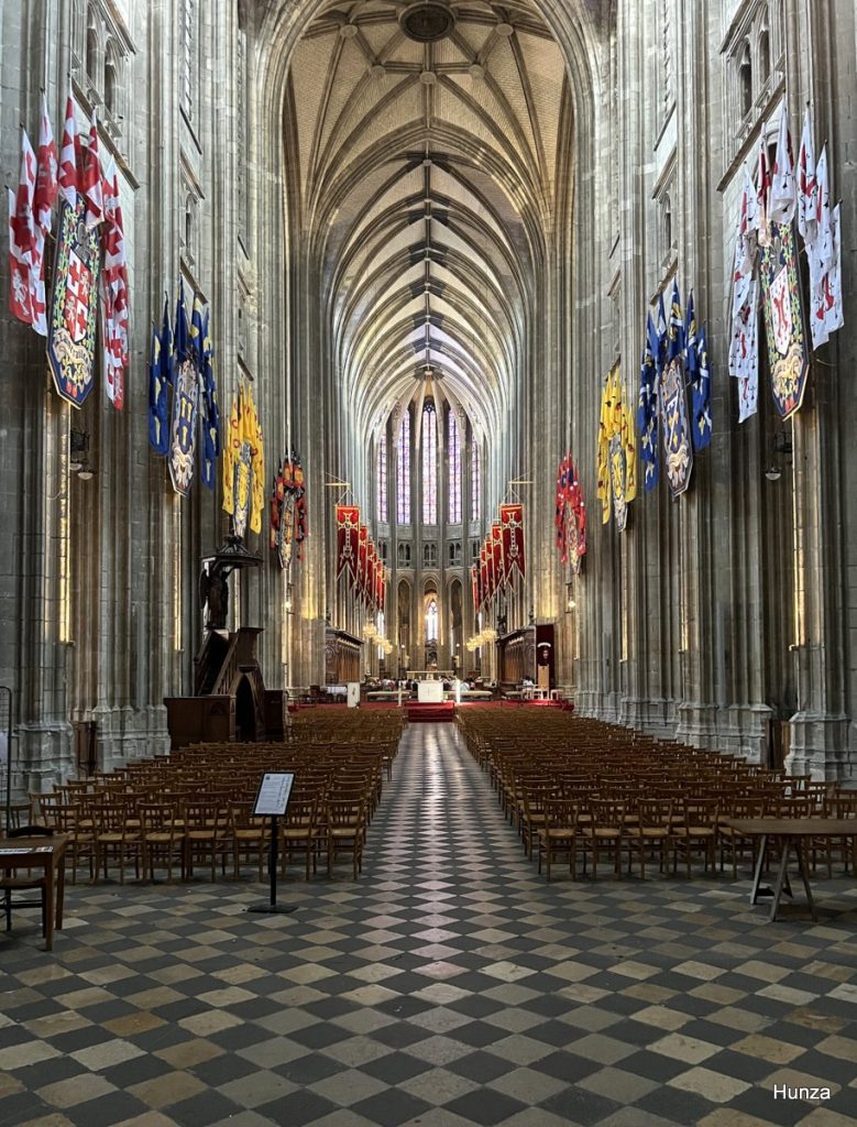 Bannières aux armes des compagnons d’armes de Jeanne d’Arc dans la cathédrale Sainte-Croix d’Orléans