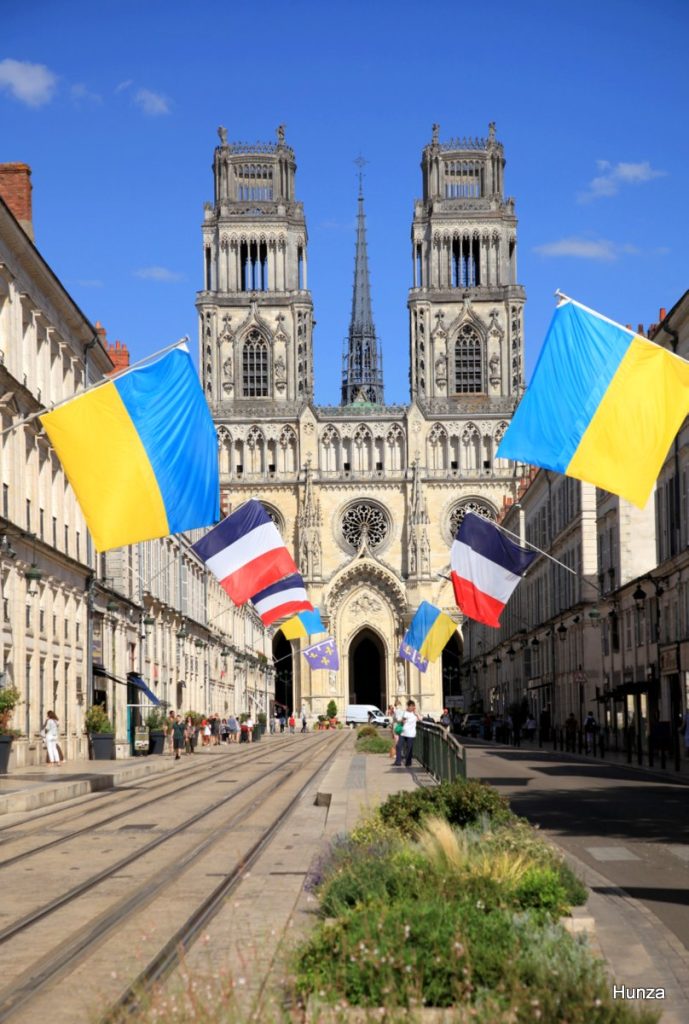 Cathédrale Sainte-Croix d’Orléans pavoisée aux couleurs de l’Ukraine et de la France rue Jeanne-d’Arc