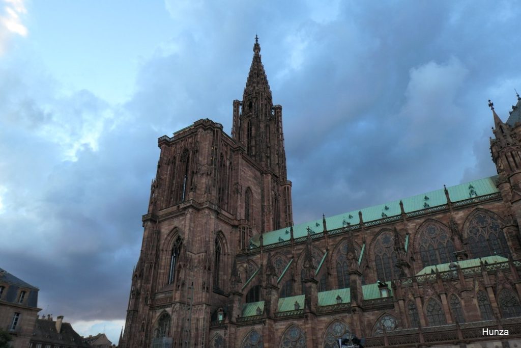 Cathédrale Notre-Dame de Strasbourg vue depuis la place du Château