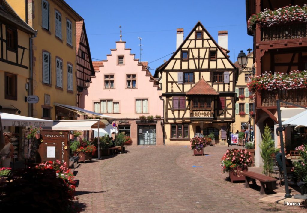 Centre-ville de Turckheim avec la place Turenne et ses bars