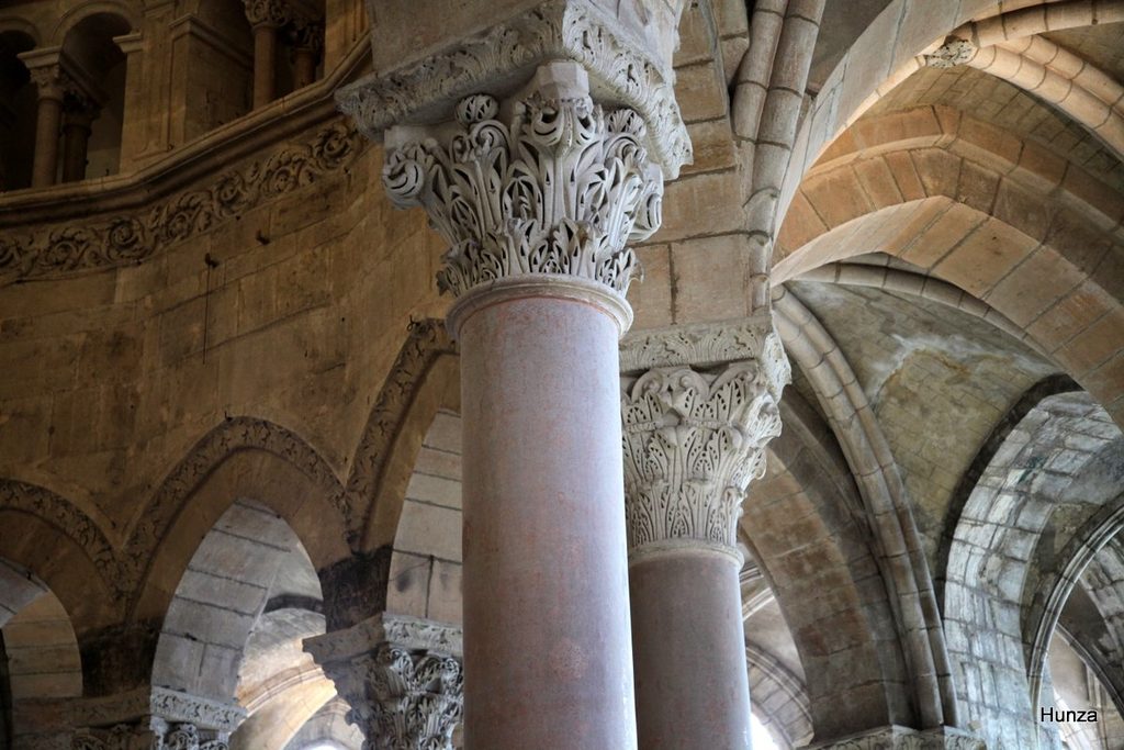 Chapiteaux le long du déambulatoire dans le chœur de la cathédrale de Langres,