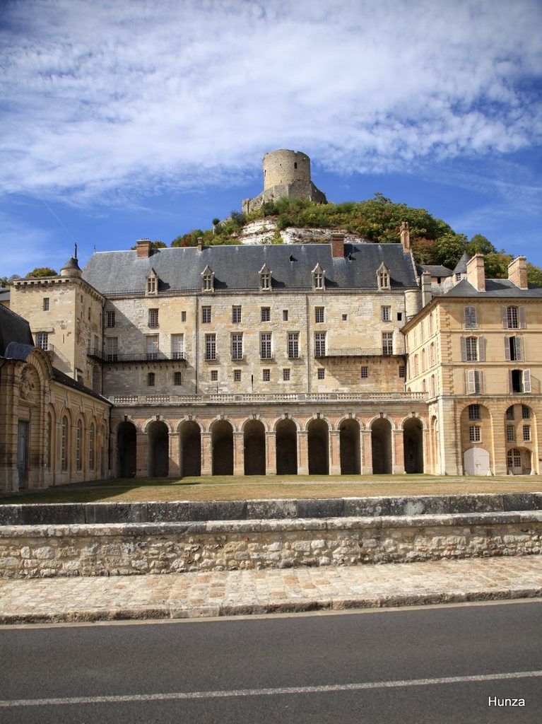 Terrasse sud du château de La Roche-Guyon avec le donjon en arrière-plan