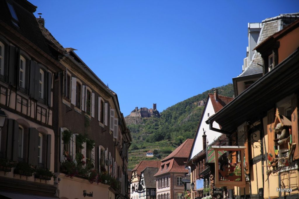 Vue du château Saint-Ulrich depuis la Grand'Rue de Ribeauvillé