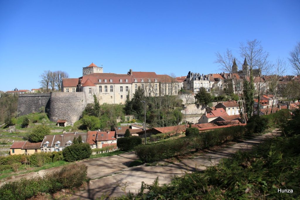 Les remparts, le donjon et la basilique Saint-Jean-Baptiste vus depuis le square square Philippe le Bon à Chaumont