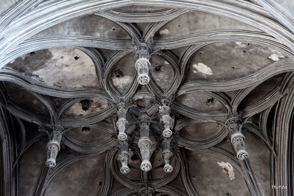 Clés pendantes de la voûte à la croisée du transept de la basilique Saint-Jean-Baptiste de Chaumont