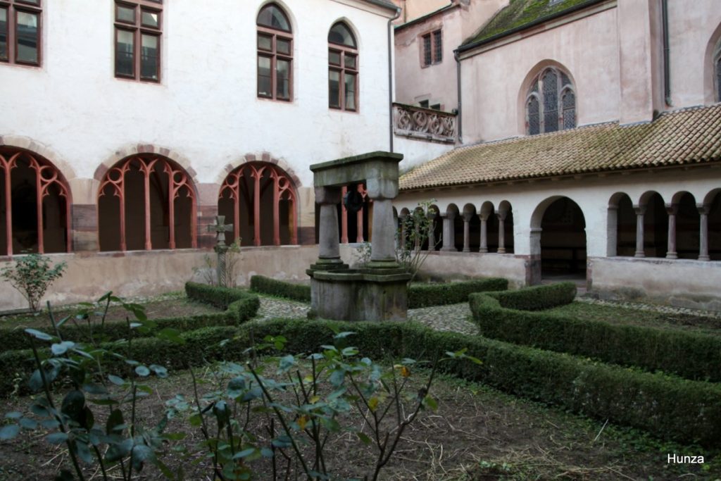 Cloître de l'église Saint-Pierre-le-Jeune à Strasbourg
