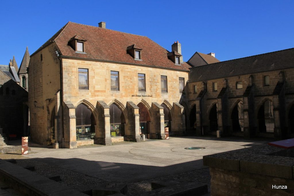 Cloître de la cathédrale Saint-Mammès de Langres (il a été rehaussé d'un étage au XVIIIe siècle)