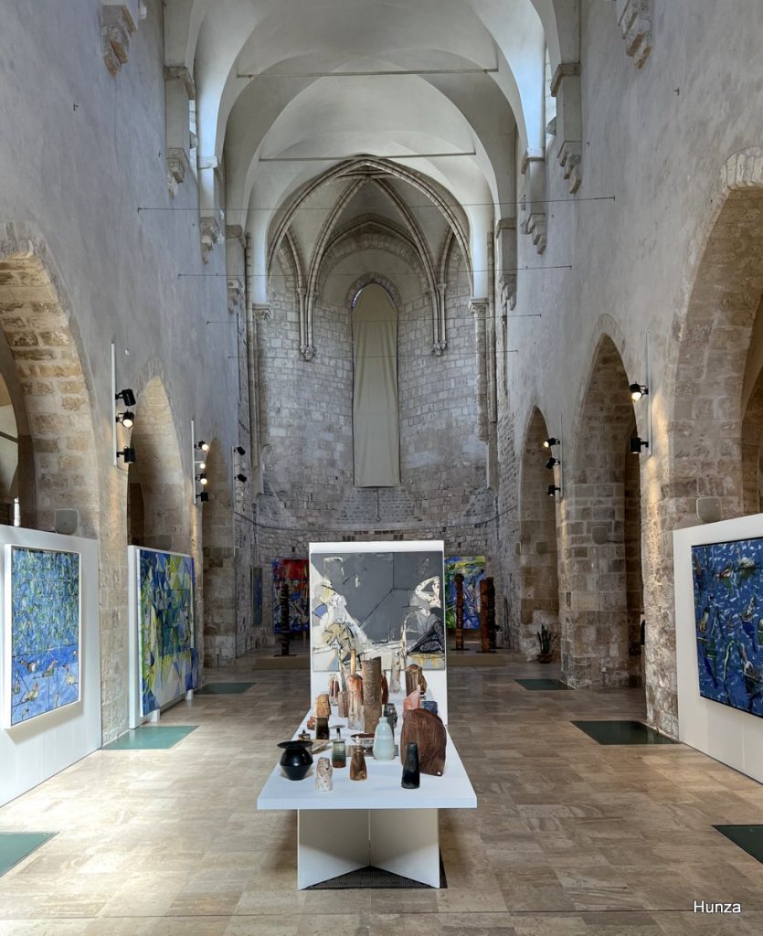 Intérieur de la collégiale Saint-Pierre-le-Puellier à Orléans lors d’une exposition