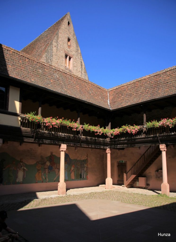 Cour de l’hôtel de ville de Kaysersberg avec galerie à colombages