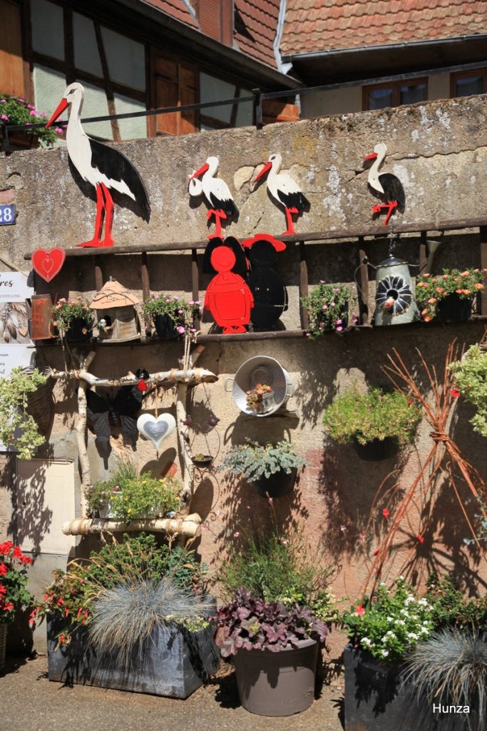 Décoration de rue avec des cigognes dans le centre historique de Bergheim