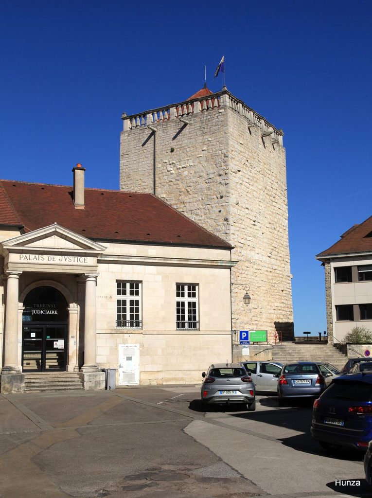 Donjon de Chaumont photographié depuis la rue du Palais