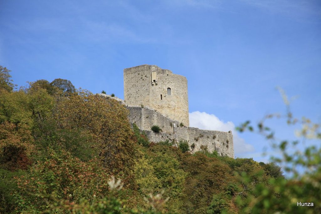 Le donjon du château de La Roche Guyon vu depuis la rue de la Vieille-Charrière-de-Gasny