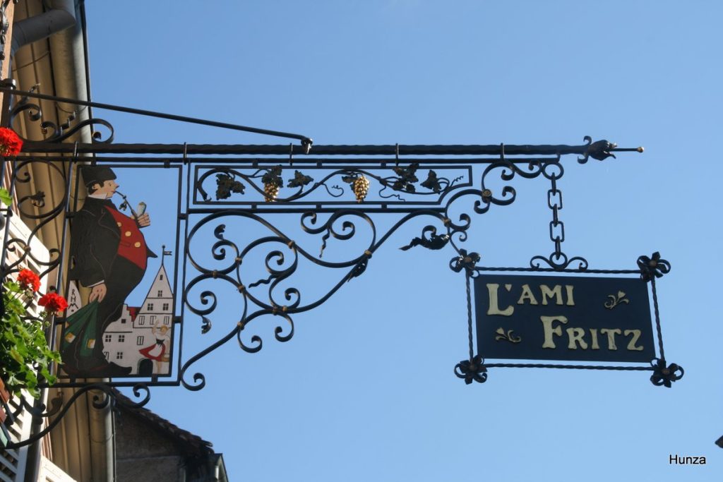 Enseigne en fer forgé de l'Ami Fritz à Kaysersberg
