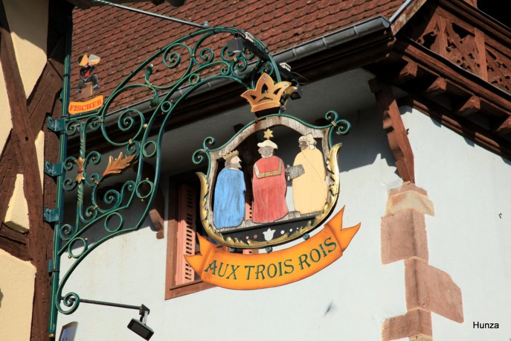 Enseigne de l'hôtel-restaurant Aux Trois Rois à Ribeauvillé