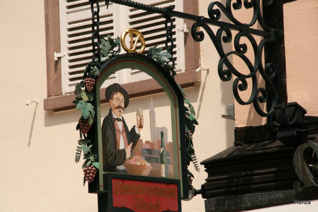 Enseigne de la winstub Muensterstuewel, place du Marché-aux-Cochons-de-Lait à Strasbourg