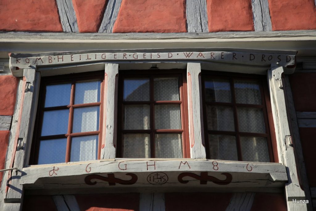 Épigraphe sur une maison à colombages de la rue du Rempart Nord à Eguisheim