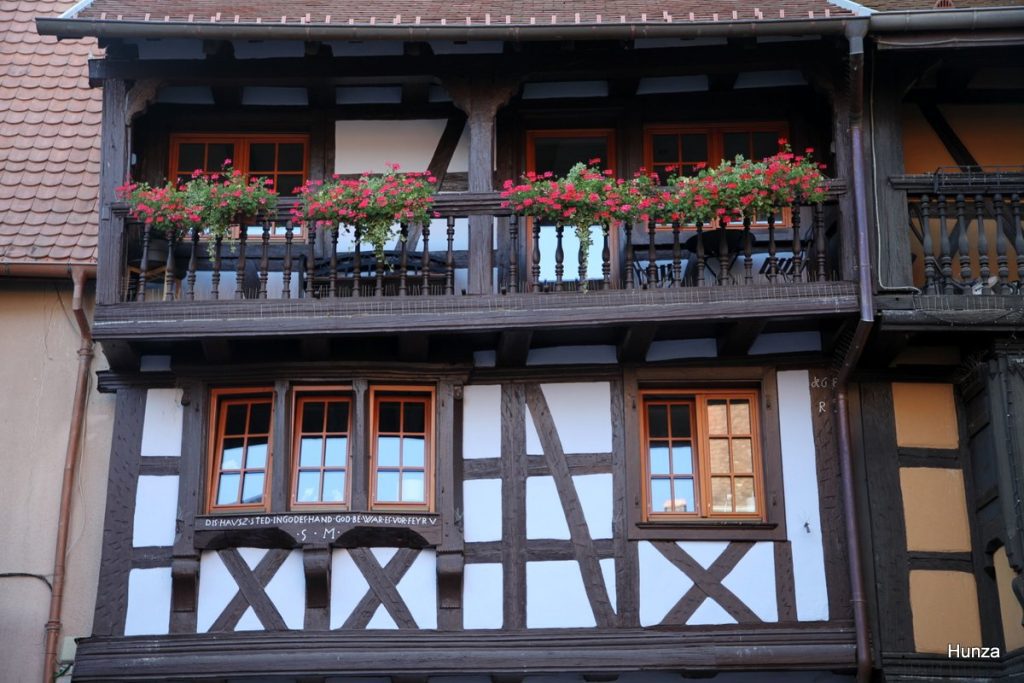 Épigraphe sur une maison à colombages de la rue Mgr Stumpf à Eguisheim