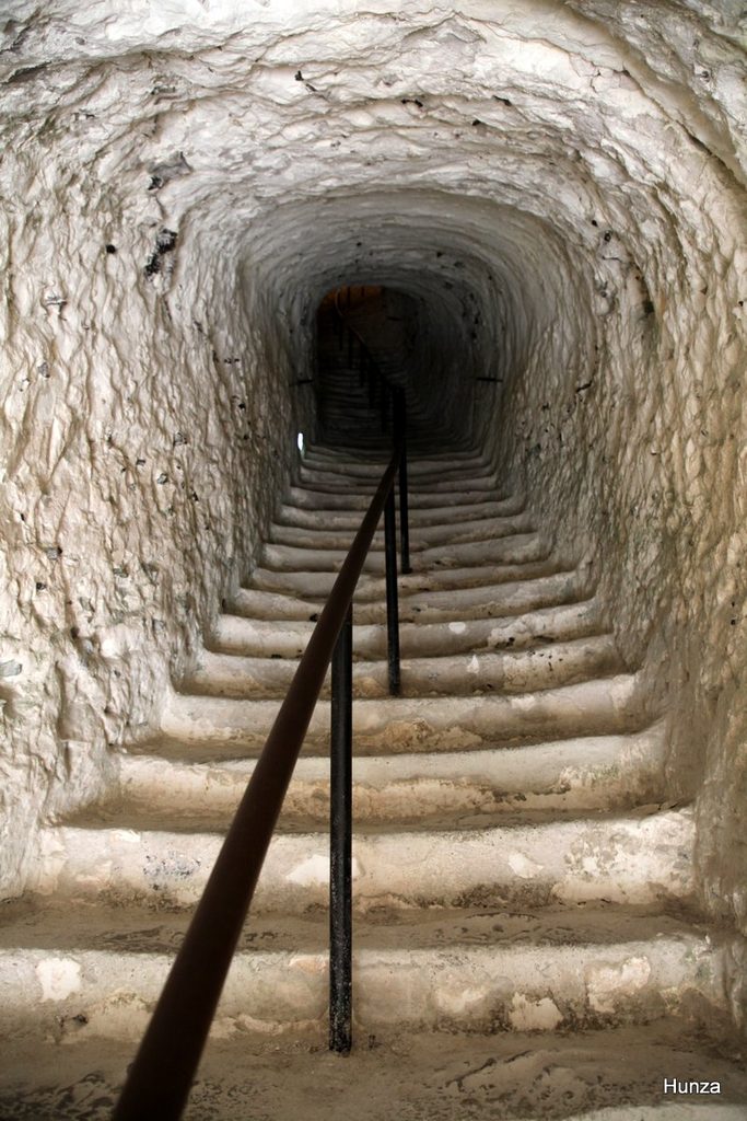 Escalier creusé dans la falaise menant au donjon de La Roche-Guyon