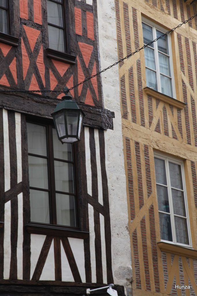 Façades de maisons à pans de bois aux 48 et 50 rue Sainte-Catherine à Orléans