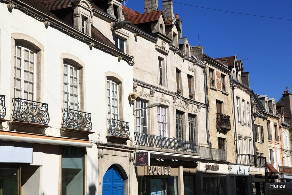 Façades anciennes de la rue Laloy à Chaumont