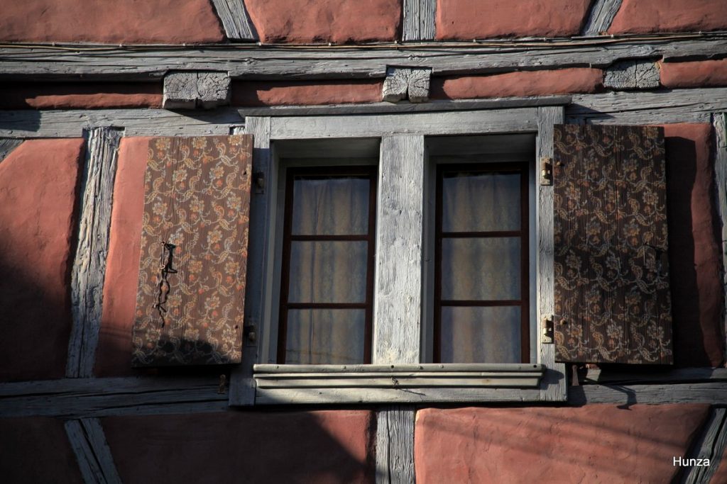Fenêtre à volets décorés d'une maison à colombages à Eguisheim