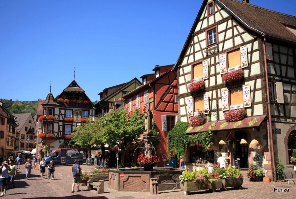Fontaine de l’empereur Constantin avec, à droite, la maison Bohn et, en arrière plan la maison Loewert à Kaysersberg
