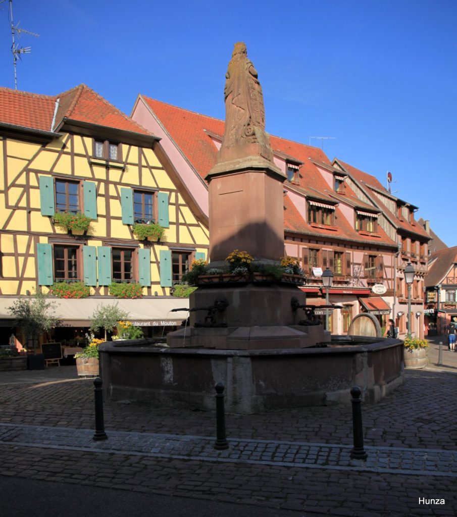 La fontaine Friedrich sur la place de la Sinne à Ribeauvillé