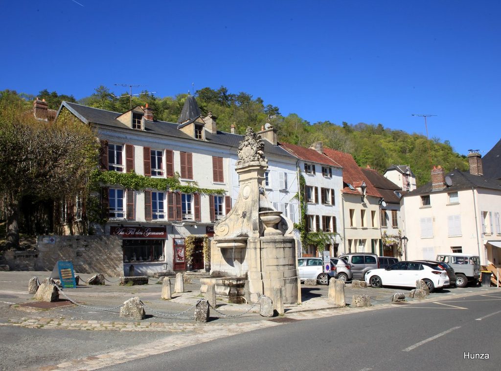 Place de l'Écu et sa fontaine à La Roche-Guyon