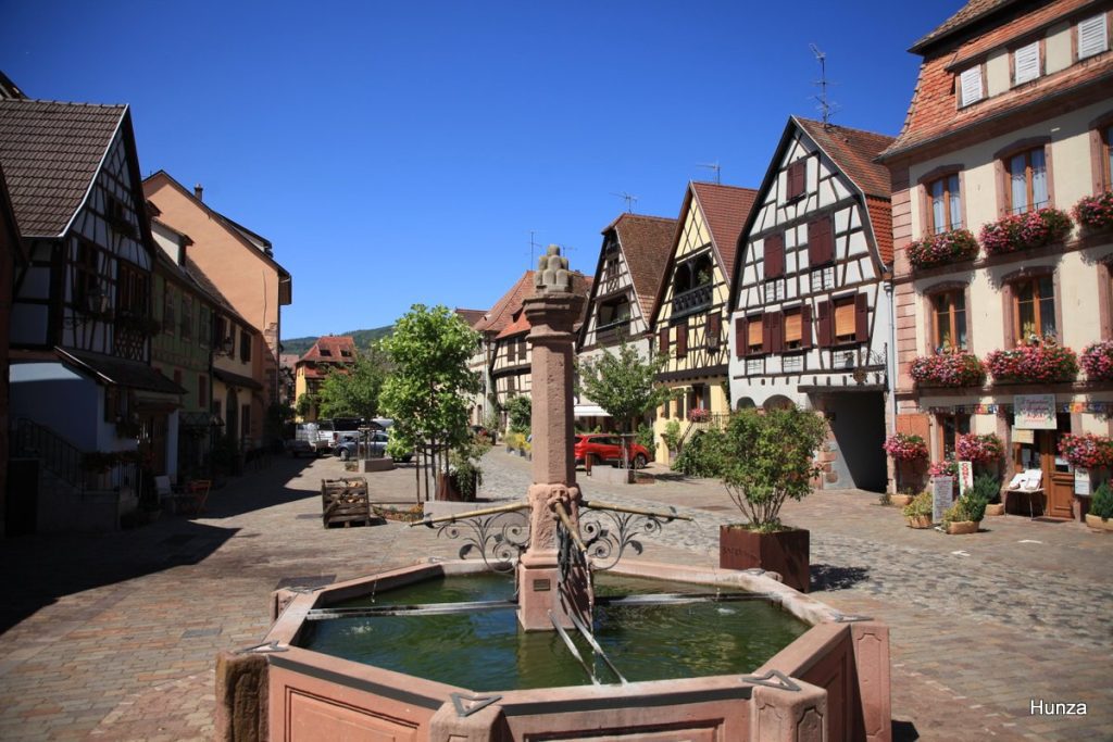 Fontaine et maisons à colombages sur la place du Docteur-Pierre-Walter à Bergheim