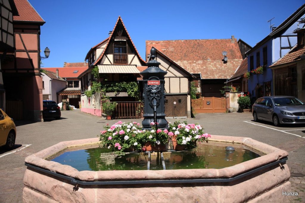 Fontaine de la place du Marché aux Échalas à Bergheim en Alsace