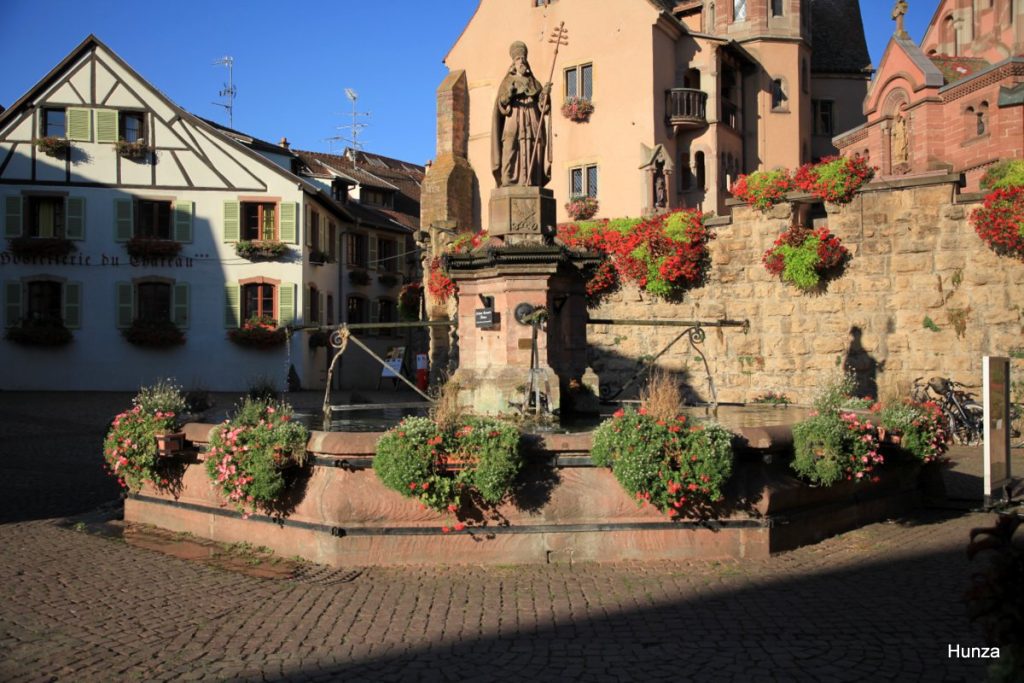 Fontaine Saint-Léon sur la place du Château à Eguisheim