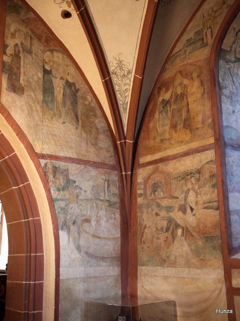 Fresques de la vie de saint Nicolas dans la chapelle située sous le clocher de l'église d'Hunawihr