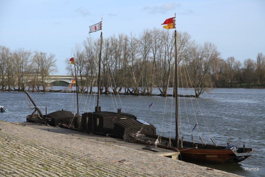 Gabares amarrées au quai du Châtelet à Orléans