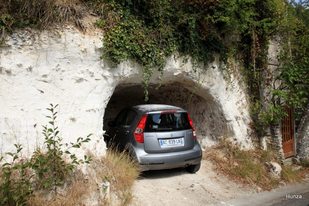 Garage troglodyte dans la rue Vieille Charrière de Gasny à La Roche-Guyon