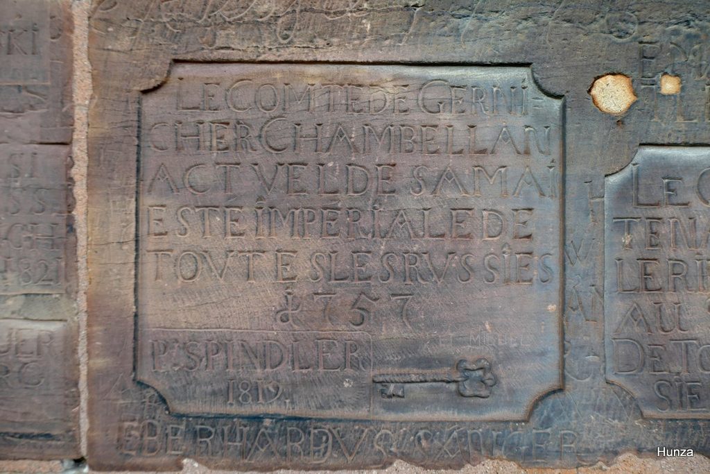 Ancienne inscription gravée dans la pierre de la cathédrale de Strasbourg