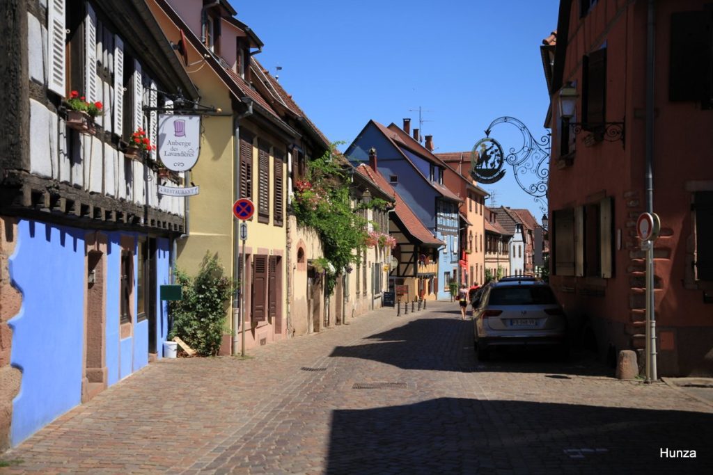 Grand'Rue de Bergheim avec l'Auberge des Lavandières au premier plan