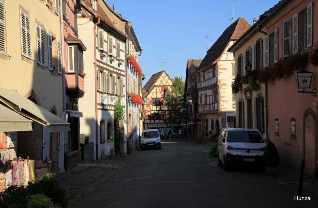 Grand’Rue d’Eguisheim vue depuis l’emplacement de la Porte Haute