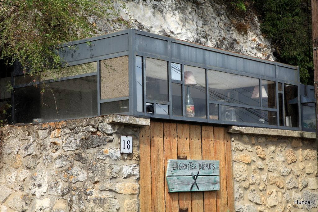 Grotte à bières dans la rue Vieille Charrière de Gasny à La Roche-Guyon
