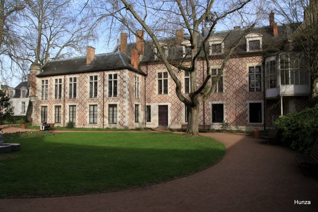 Hôtel Groslot à Orléans vu depuis le jardin