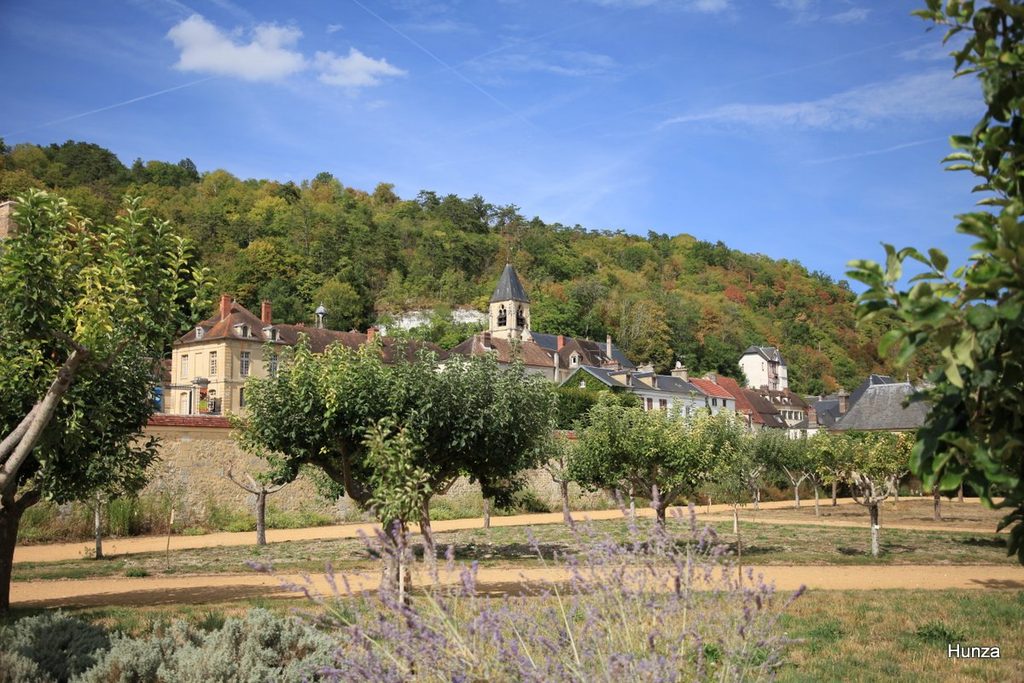 Eglise de La Roche-Guyon vue depuis le jardin potager-fruitier
