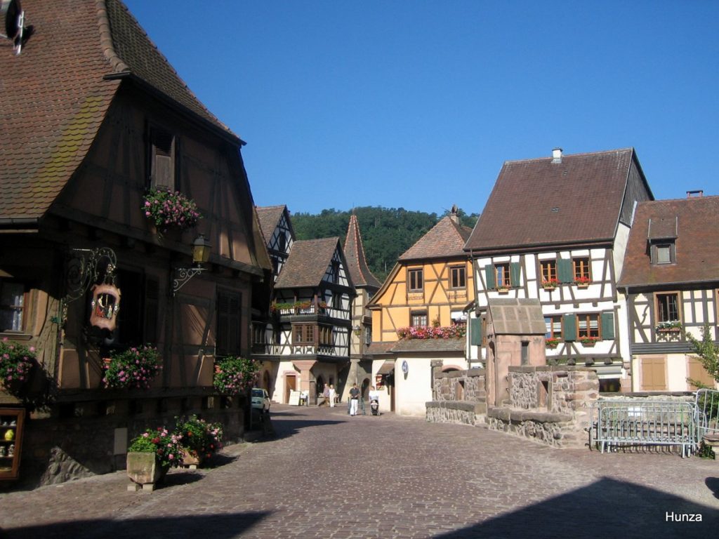 Pont fortifié entourée de maisons à colombages à Kaysersberg