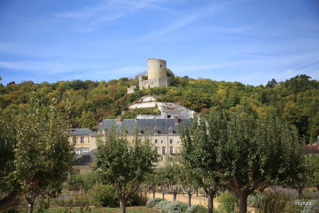 Château de La Roche-Guyon et son donjon vus depuis le jardin potager-fruitier