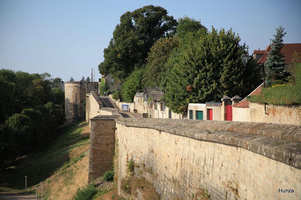 Remparts de Langres vus depuis le chemin de ronde côté est
