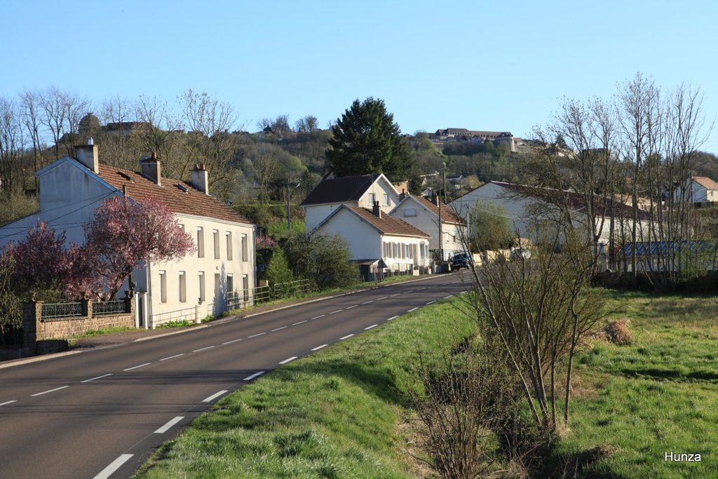 Depuis les abords de la gare SNCF, vue générale de Langres et de ses remparts
