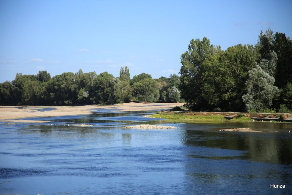La Loire à Orléans en été avec ses bancs de sable
