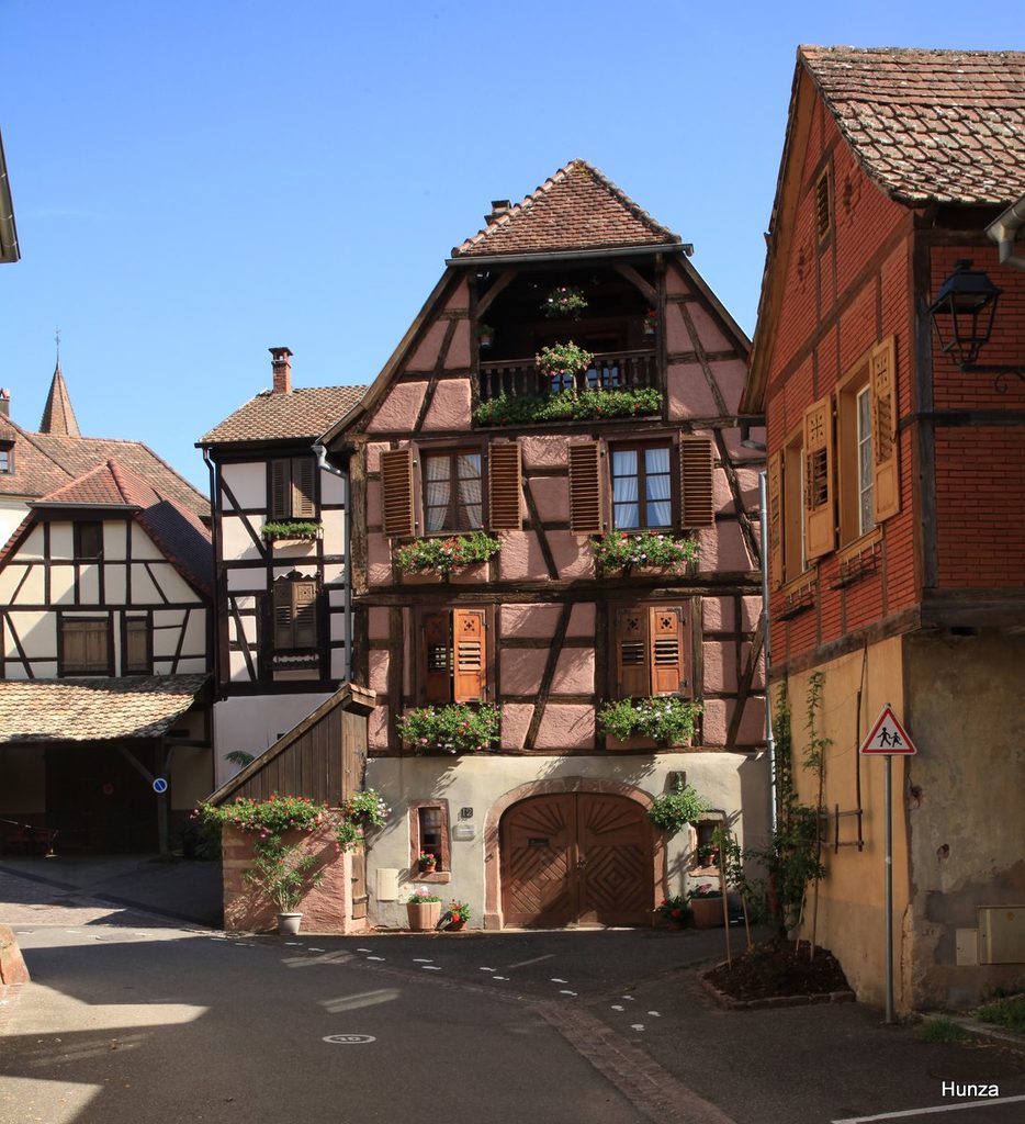 Maison à colombages dans la rue de l'Église à Hunawihr